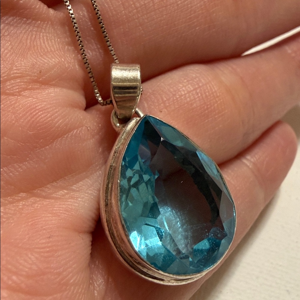 Elegant Sterling Silver 925 Teardrop Blue Crystal Pendant Necklace 17’ in chain - Picture 3 of 12